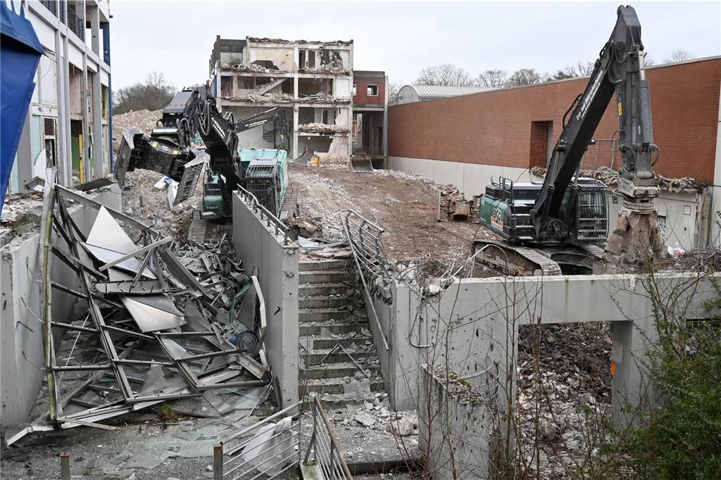 Bagger-Ballett an der Ladenzeile in Barkenberg : Viele Bilder von den Abrissarbeiten