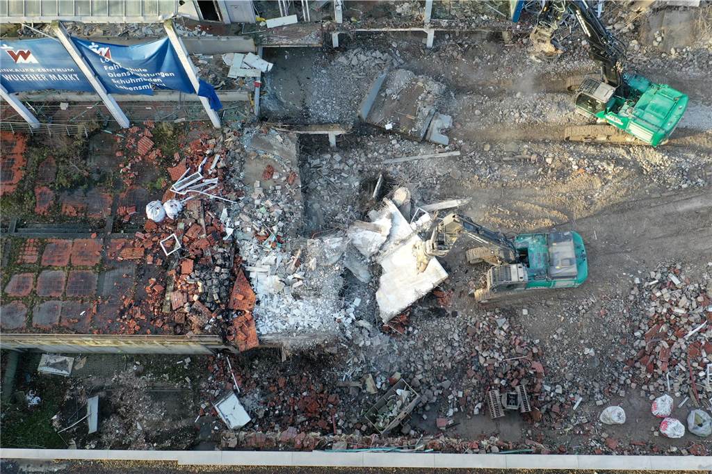 Bagger-Ballett an der Ladenzeile in Barkenberg : Viele Bilder von den Abrissarbeiten