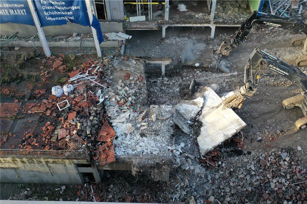 Bagger-Ballett an der Ladenzeile in Barkenberg : Viele Bilder von den Abrissarbeiten