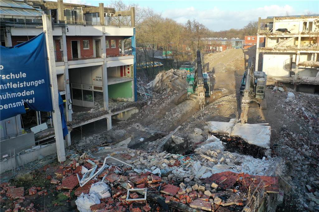 Bagger-Ballett an der Ladenzeile in Barkenberg : Viele Bilder von den Abrissarbeiten