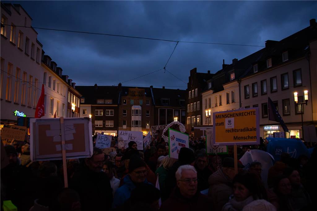 5000 Dorstener demonstrieren für die Demokratie: Viele Fotos von der Kundgebung auf dem Marktplatz