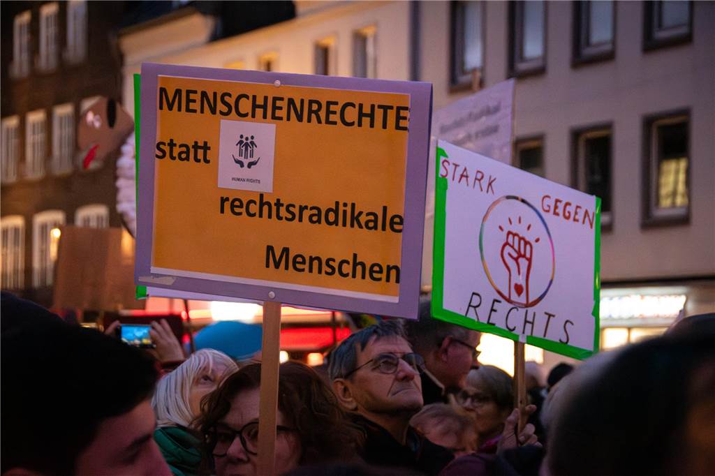 5000 Dorstener demonstrieren für die Demokratie: Viele Fotos von der Kundgebung auf dem Marktplatz
