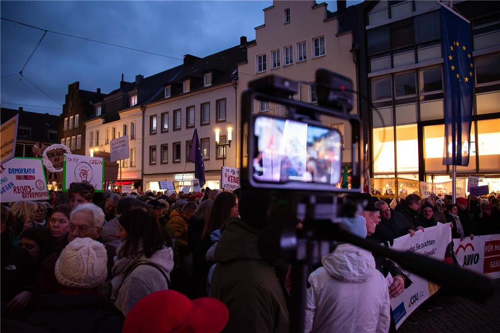 5000 Dorstener demonstrieren für die Demokratie: Viele Fotos von der Kundgebung auf dem Marktplatz
