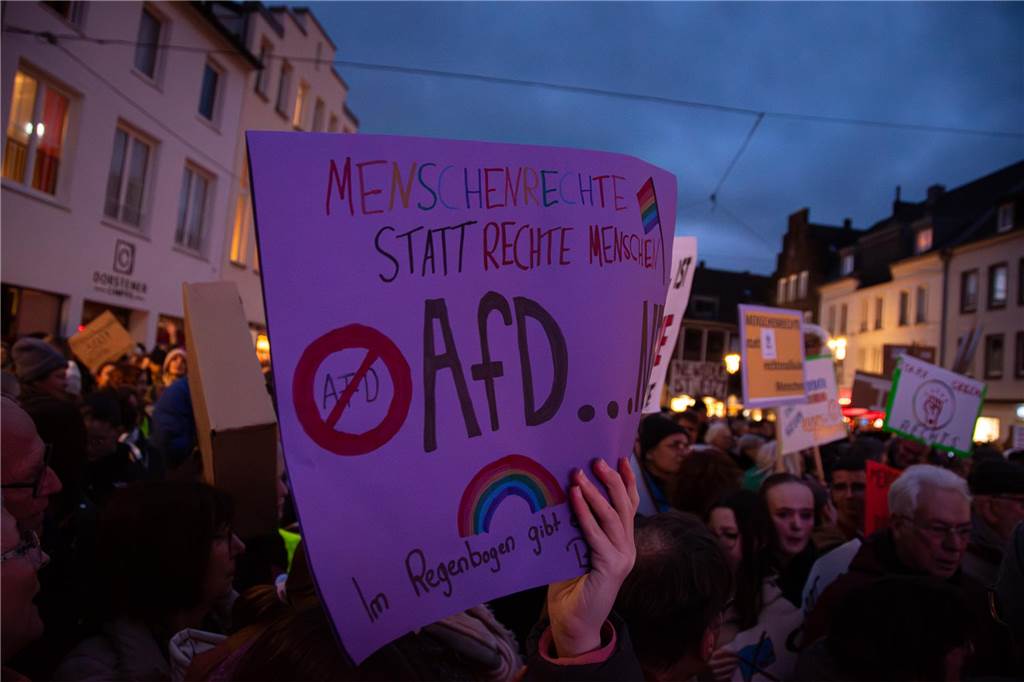 5000 Dorstener demonstrieren für die Demokratie: Viele Fotos von der Kundgebung auf dem Marktplatz