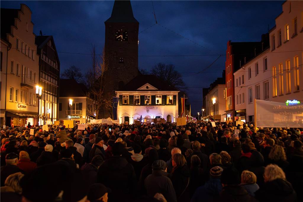 5000 Dorstener demonstrieren für die Demokratie: Viele Fotos von der Kundgebung auf dem Marktplatz