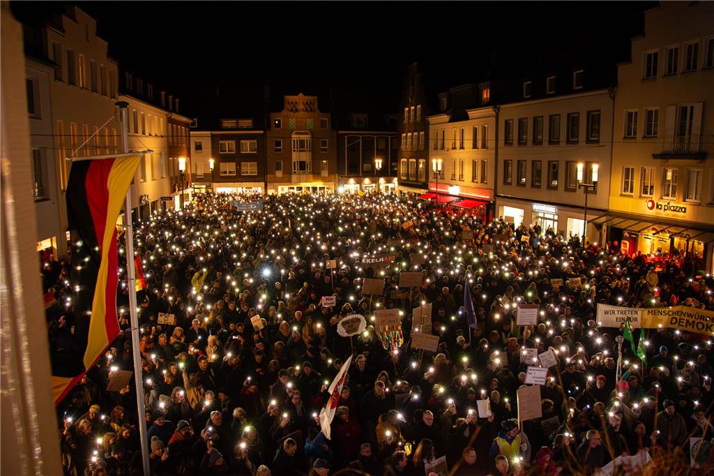 5000 Dorstener demonstrieren für die Demokratie: Viele Fotos von der Kundgebung auf dem Marktplatz