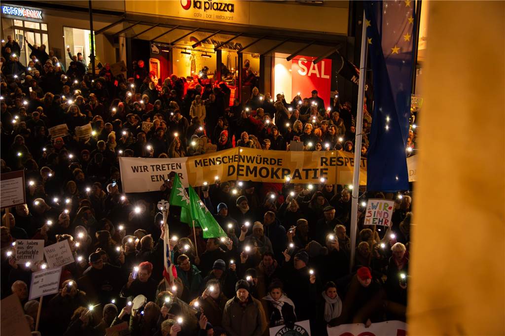 5000 Dorstener demonstrieren für die Demokratie: Viele Fotos von der Kundgebung auf dem Marktplatz
