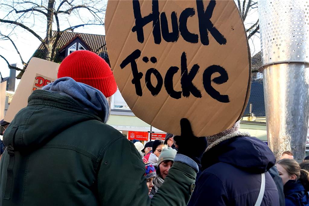 Jayden (8): „Finger weg von meinen Freunden“: Die schönsten Schilder von der Demo gegen Rechts Jayden (8): „Finger weg von meinen Freunden“: Die schönsten Schilder von der Demo gegen Rechts