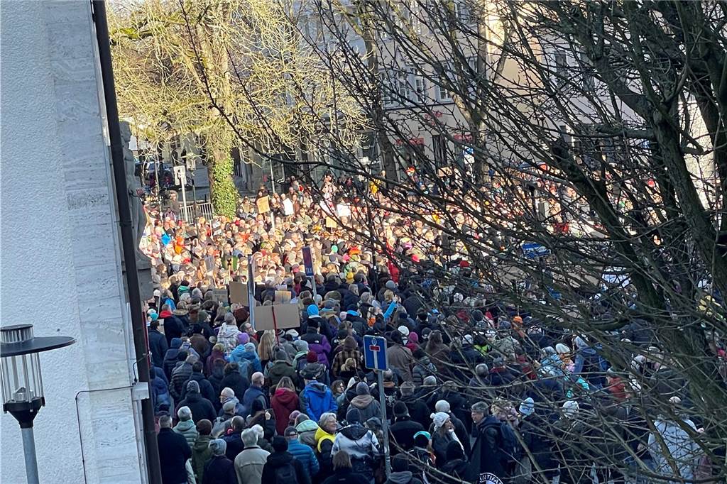 Jayden (8): „Finger weg von meinen Freunden“: Die schönsten Schilder von der Demo gegen Rechts