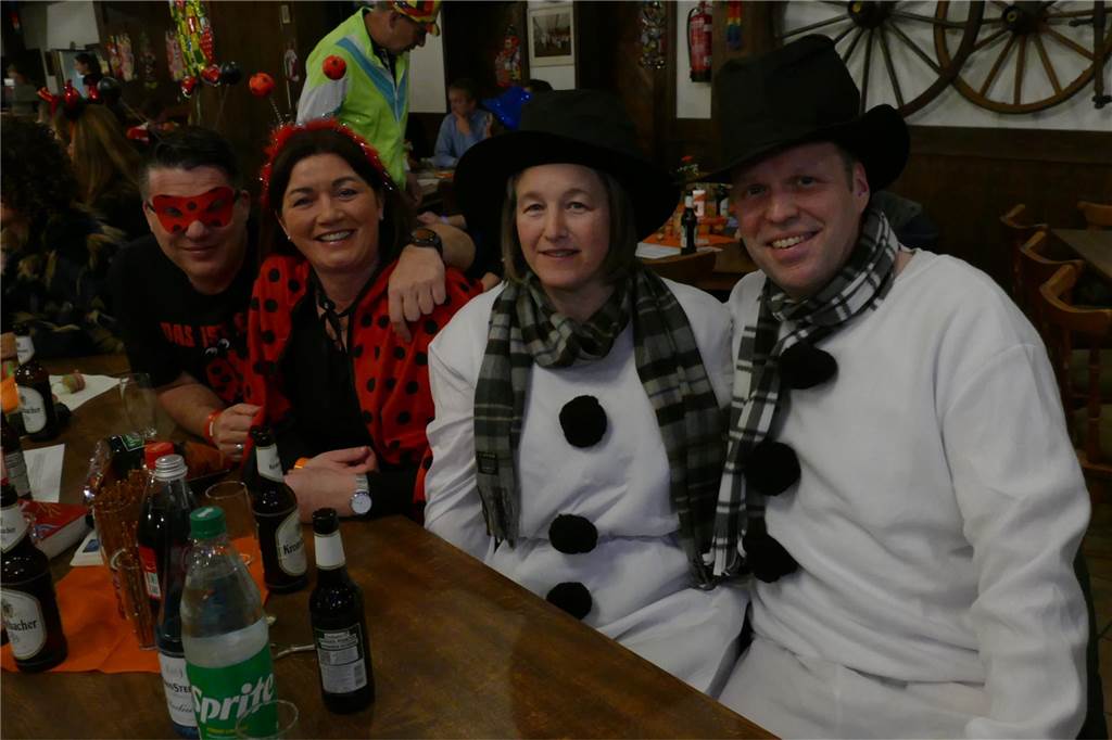 Viele Bilder: Kolpingkarneval in Graes: Grandioser Büttenabend
