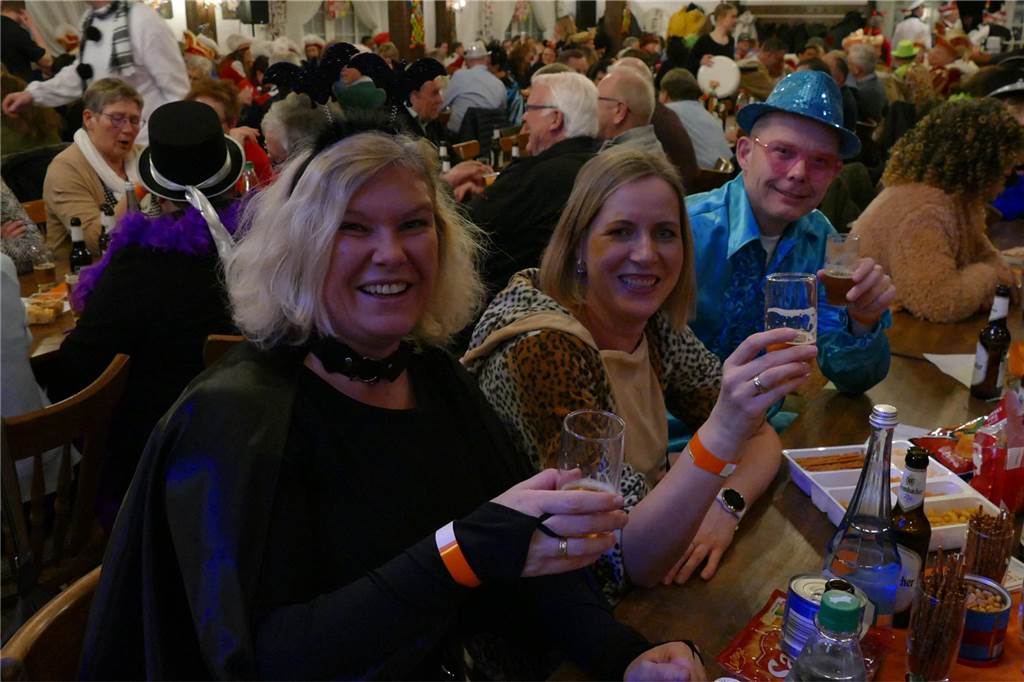 Viele Bilder: Kolpingkarneval in Graes: Grandioser Büttenabend