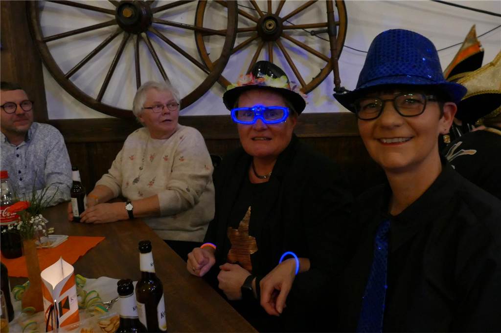 Viele Bilder: Kolpingkarneval in Graes: Grandioser Büttenabend