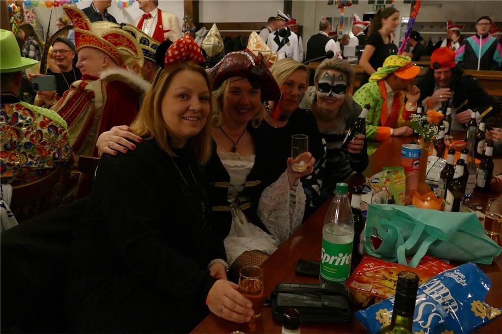 Viele Bilder: Kolpingkarneval in Graes: Grandioser Büttenabend