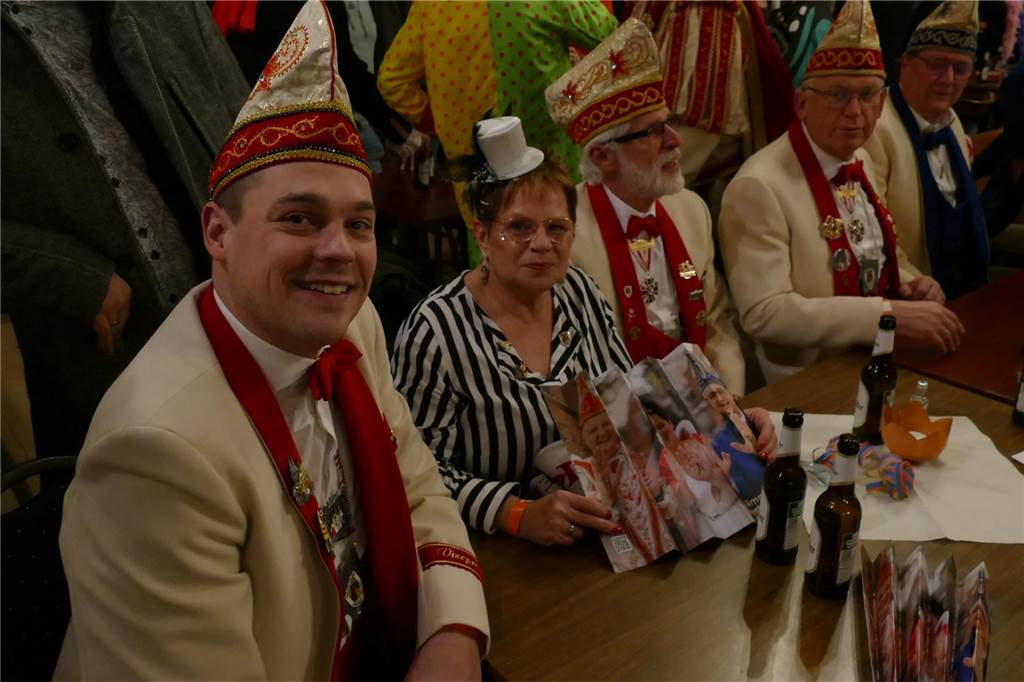 Viele Bilder: Kolpingkarneval in Graes: Grandioser Büttenabend