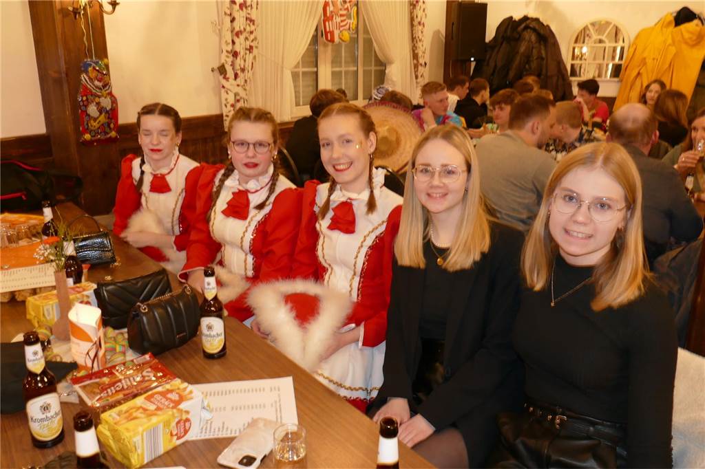 Viele Bilder: Kolpingkarneval in Graes: Grandioser Büttenabend