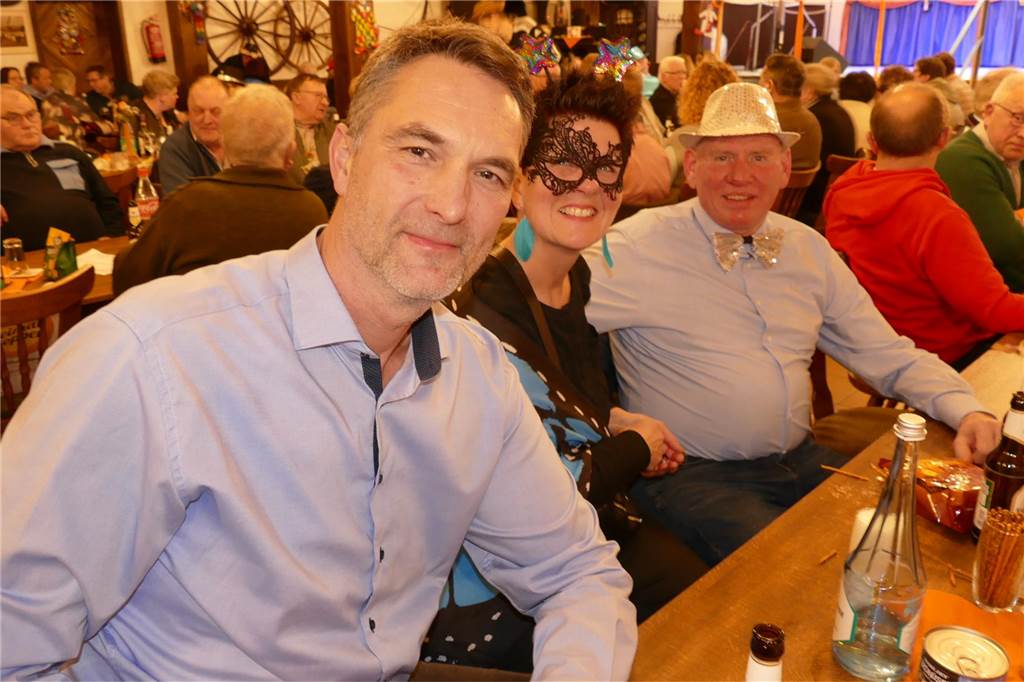 Viele Bilder: Kolpingkarneval in Graes: Grandioser Büttenabend