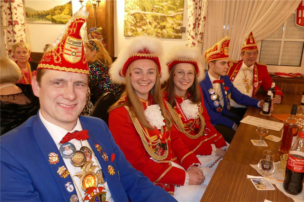 Viele Bilder: Kolpingkarneval in Graes: Grandioser Büttenabend