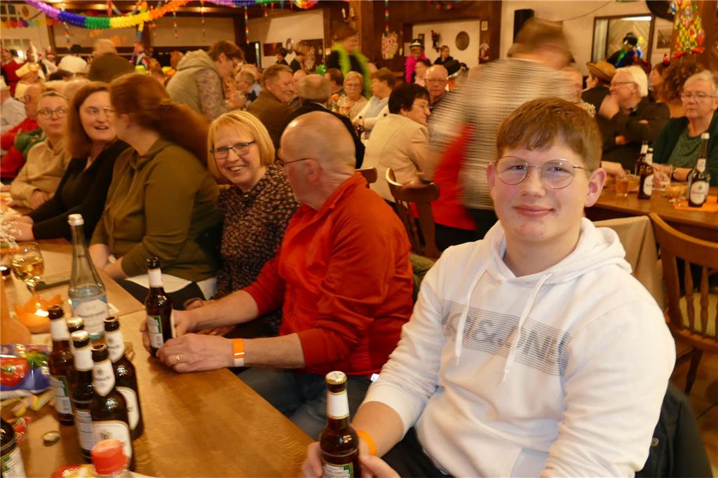 Viele Bilder: Kolpingkarneval in Graes: Grandioser Büttenabend