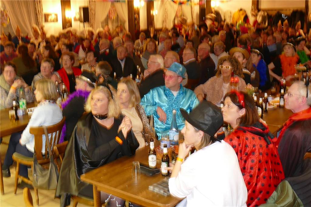 Viele Bilder: Kolpingkarneval in Graes: Grandioser Büttenabend