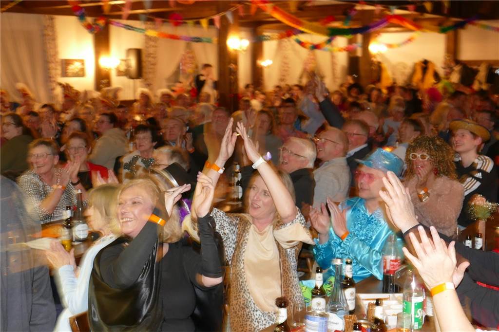 Viele Bilder: Kolpingkarneval in Graes: Grandioser Büttenabend
