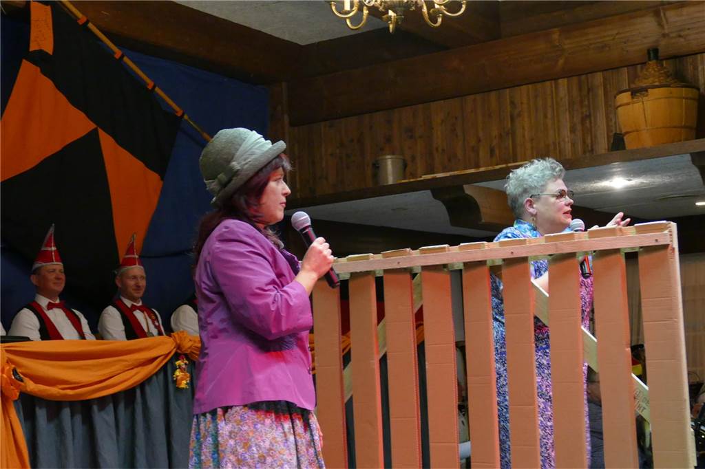 Viele Bilder: Kolpingkarneval in Graes: Grandioser Büttenabend