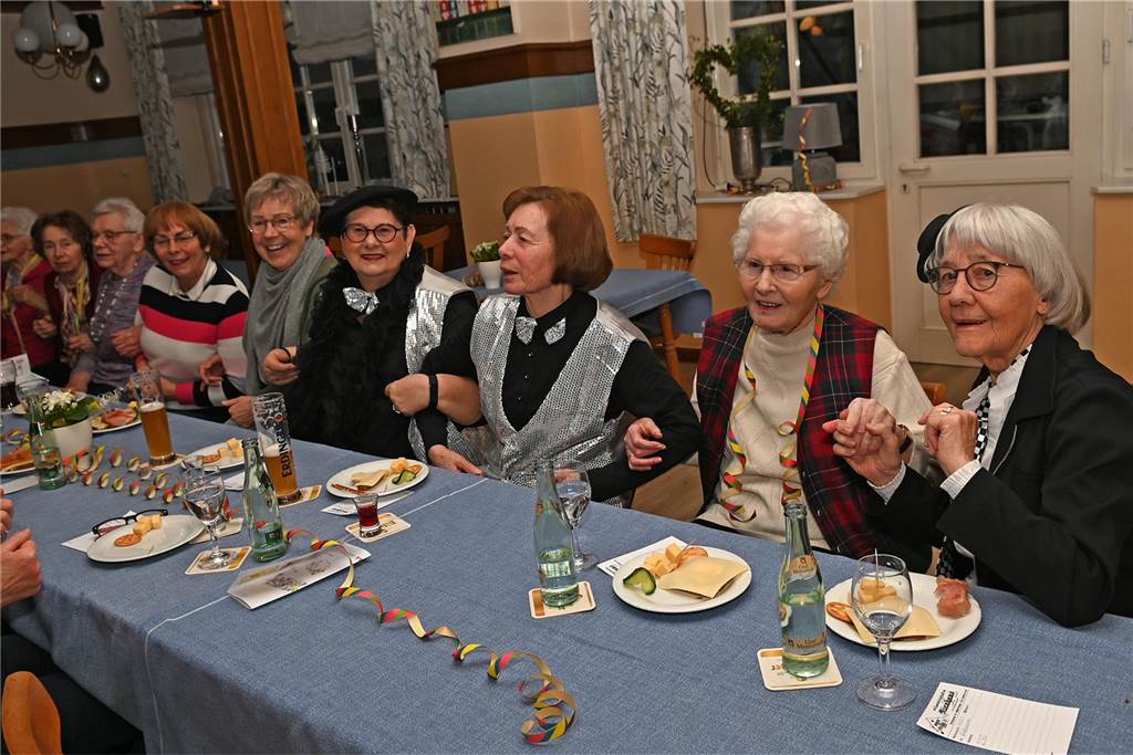 Karnevalsfeier der KFD Dorsten-Rhade: Ausgelassene Stimmung unter dem Motto „Maskerhade“