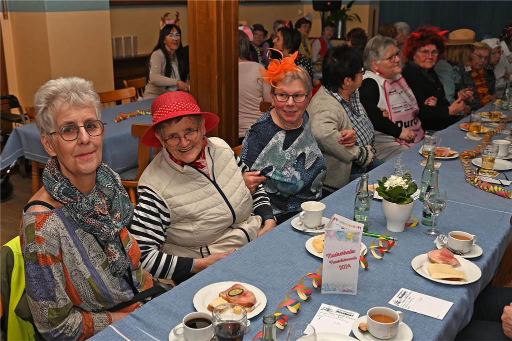 Karnevalsfeier der KFD Dorsten-Rhade: Ausgelassene Stimmung unter dem Motto „Maskerhade“