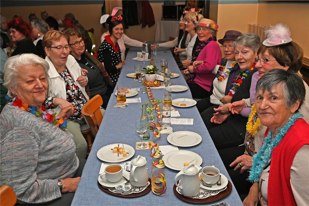 Karnevalsfeier der KFD Dorsten-Rhade: Ausgelassene Stimmung unter dem Motto „Maskerhade“