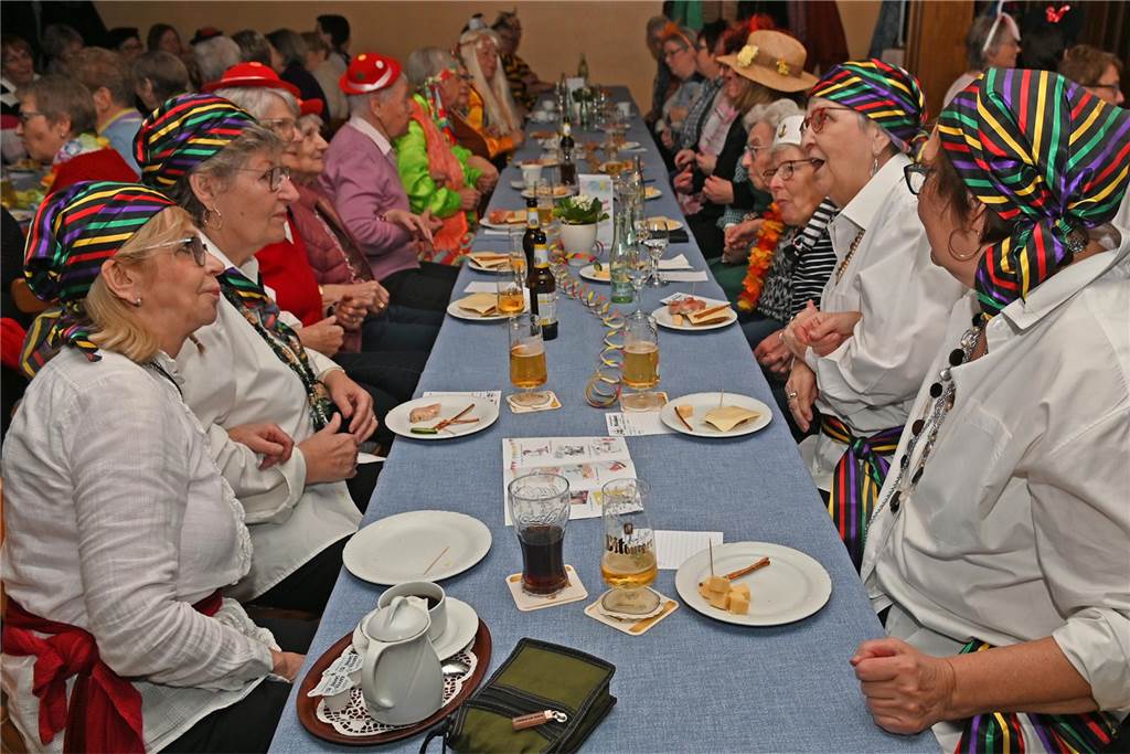 Karnevalsfeier der KFD Dorsten-Rhade: Ausgelassene Stimmung unter dem Motto „Maskerhade“