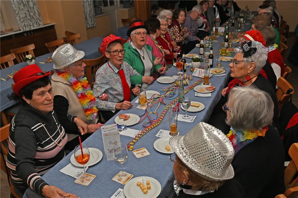 Karnevalsfeier der KFD Dorsten-Rhade: Ausgelassene Stimmung unter dem Motto „Maskerhade“