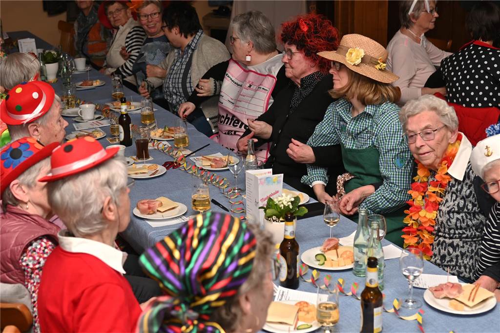 Karnevalsfeier der KFD Dorsten-Rhade: Ausgelassene Stimmung unter dem Motto „Maskerhade“