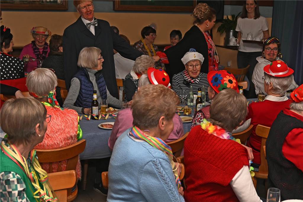 Karnevalsfeier der KFD Dorsten-Rhade: Ausgelassene Stimmung unter dem Motto „Maskerhade“