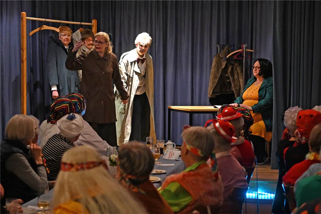 Karnevalsfeier der KFD Dorsten-Rhade: Ausgelassene Stimmung unter dem Motto „Maskerhade“