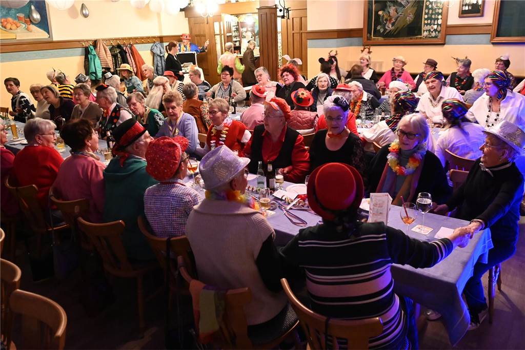 Karnevalsfeier der KFD Dorsten-Rhade: Ausgelassene Stimmung unter dem Motto „Maskerhade“