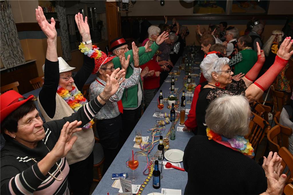 Karnevalsfeier der KFD Dorsten-Rhade: Ausgelassene Stimmung unter dem Motto „Maskerhade“
