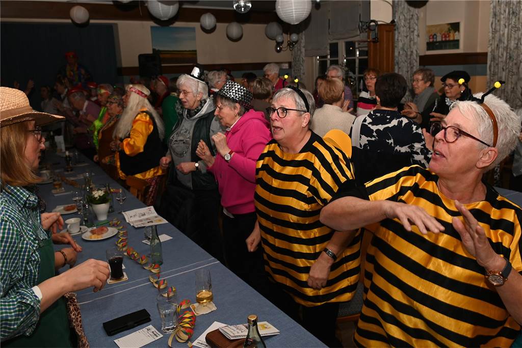 Karnevalsfeier der KFD Dorsten-Rhade: Ausgelassene Stimmung unter dem Motto „Maskerhade“