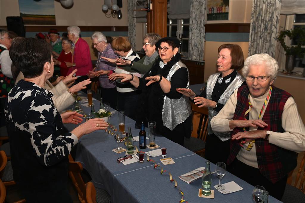 Karnevalsfeier der KFD Dorsten-Rhade: Ausgelassene Stimmung unter dem Motto „Maskerhade“
