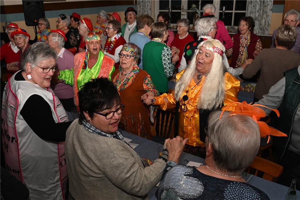 Karnevalsfeier der KFD Dorsten-Rhade: Ausgelassene Stimmung unter dem Motto „Maskerhade“
