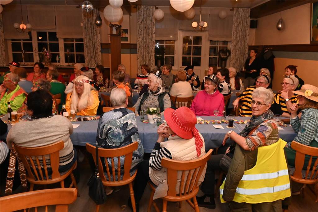 Karnevalsfeier der KFD Dorsten-Rhade: Ausgelassene Stimmung unter dem Motto „Maskerhade“