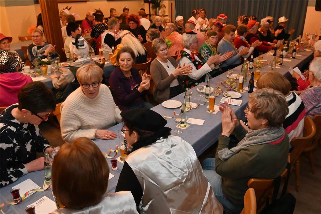 Karnevalsfeier der KFD Dorsten-Rhade: Ausgelassene Stimmung unter dem Motto „Maskerhade“