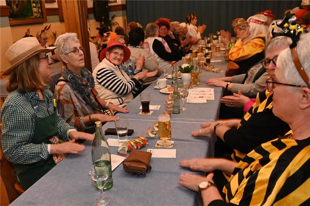 Karnevalsfeier der KFD Dorsten-Rhade: Ausgelassene Stimmung unter dem Motto „Maskerhade“