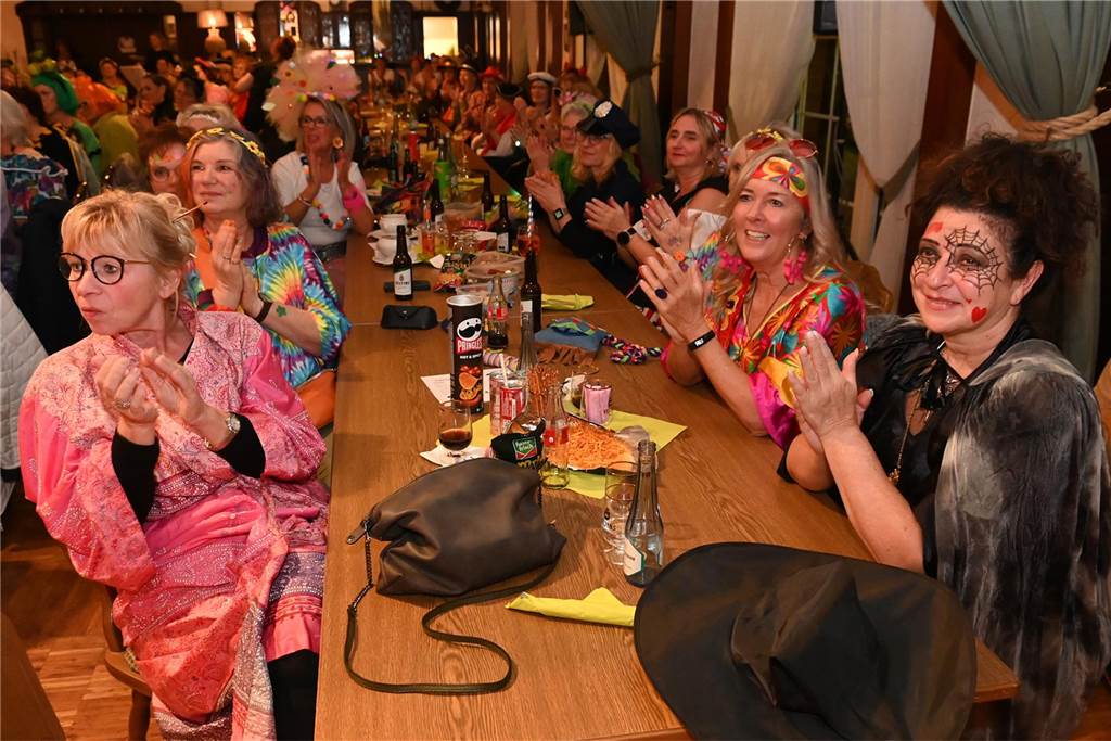 Theatergruppe St. Nikolaus feierte ausgelassen Frauenkarneval