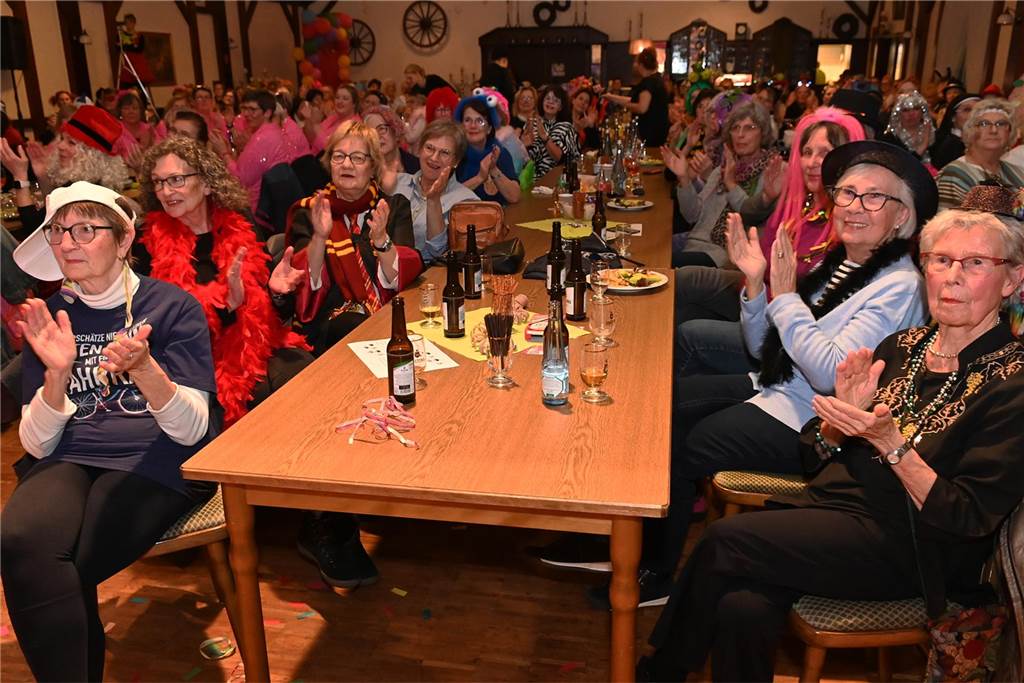 Theatergruppe St. Nikolaus feierte ausgelassen Frauenkarneval