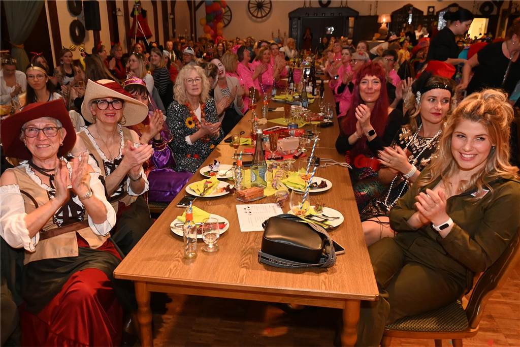 Theatergruppe St. Nikolaus feierte ausgelassen Frauenkarneval