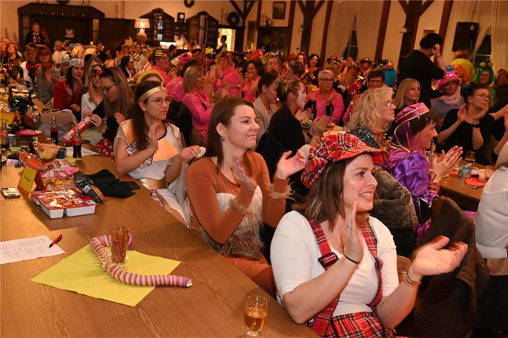 Theatergruppe St. Nikolaus feierte ausgelassen Frauenkarneval