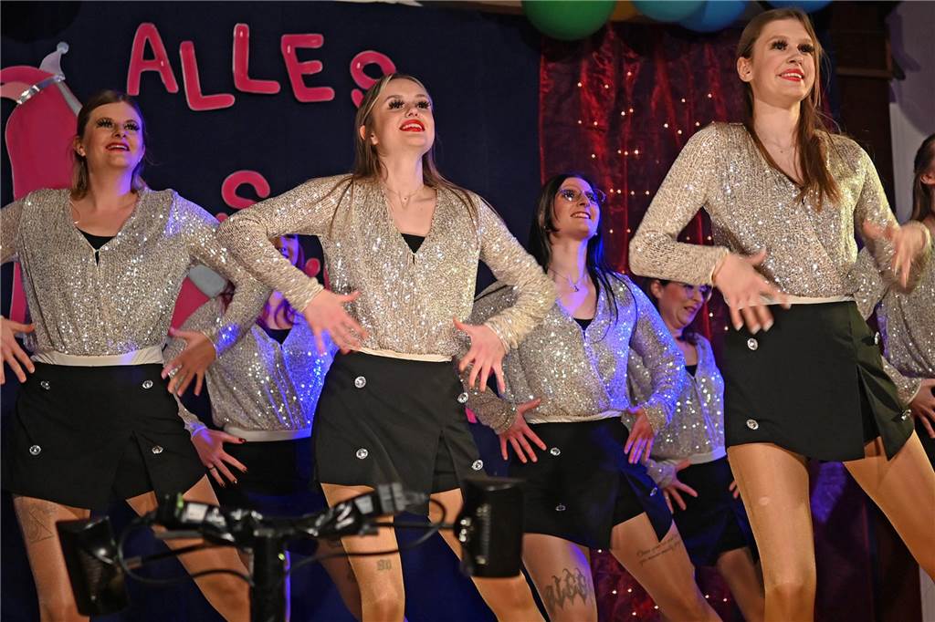 Theatergruppe St. Nikolaus feierte ausgelassen Frauenkarneval