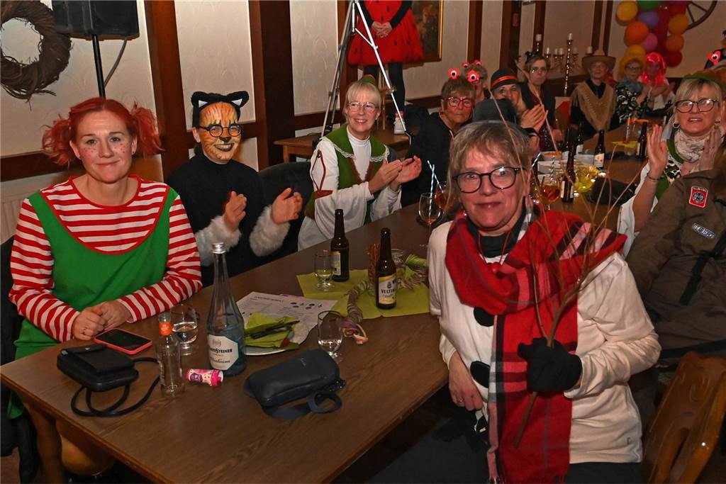 Theatergruppe St. Nikolaus feierte ausgelassen Frauenkarneval