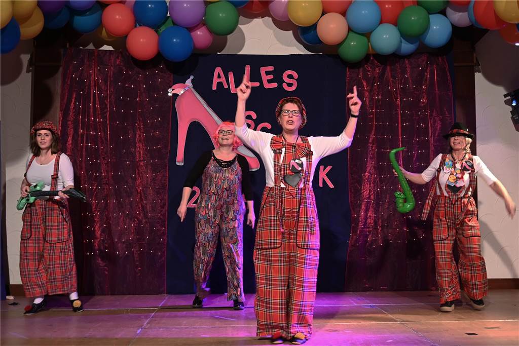 Theatergruppe St. Nikolaus feierte ausgelassen Frauenkarneval