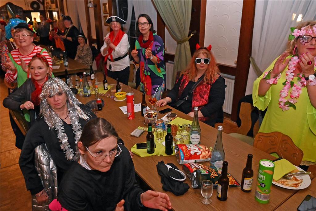 Theatergruppe St. Nikolaus feierte ausgelassen Frauenkarneval