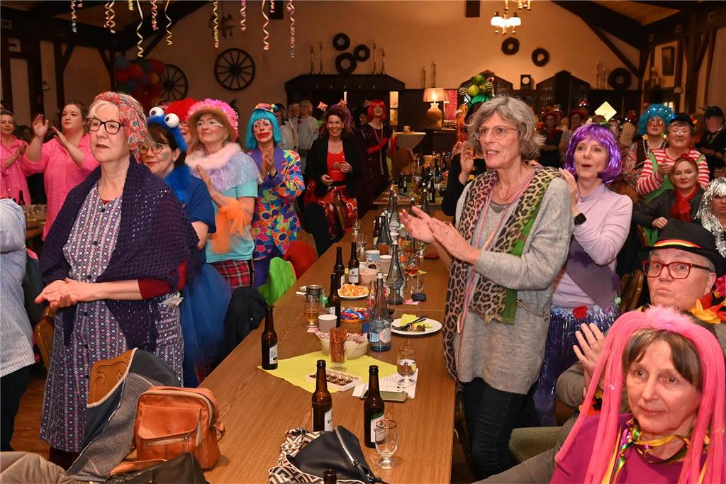 Theatergruppe St. Nikolaus feierte ausgelassen Frauenkarneval